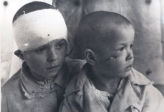 Des enfants du village d’Ivanovka de la région de Stalingrad, détruit par les nazis, 1943 / Archive d’État de la région de Volgograd, catalogue photo, inv. № 19488 / Photo d'Evguéni Khaldeï / Portail Web «Сrimes nazis en URSS»