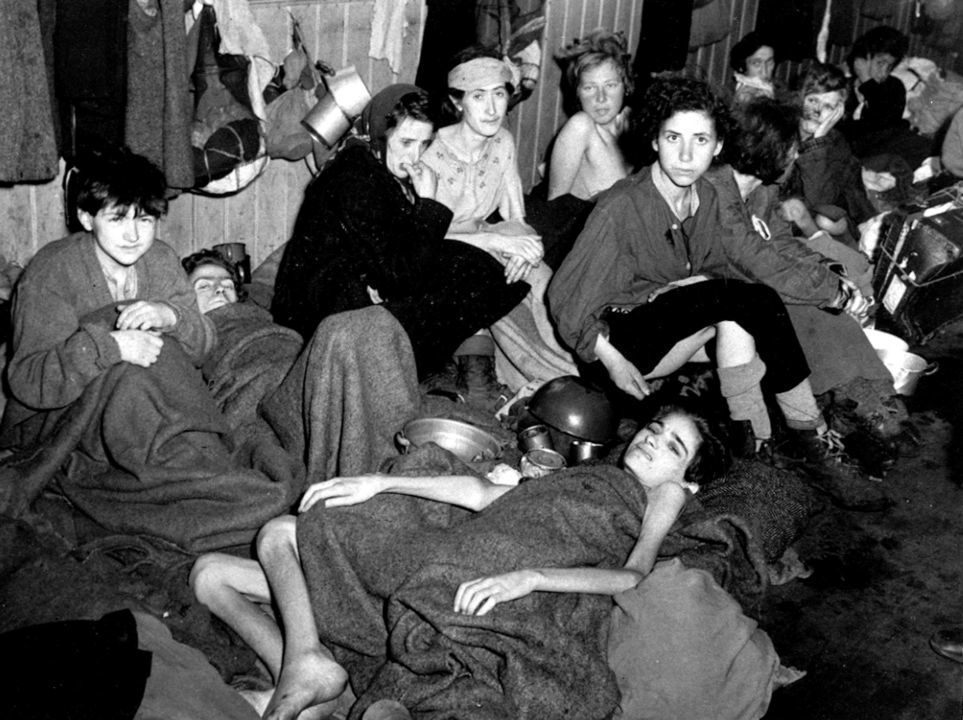 Femmes et enfants dans la caserne du camp de concentration de Bergen-Belsen, Allemagne, avril 1945 