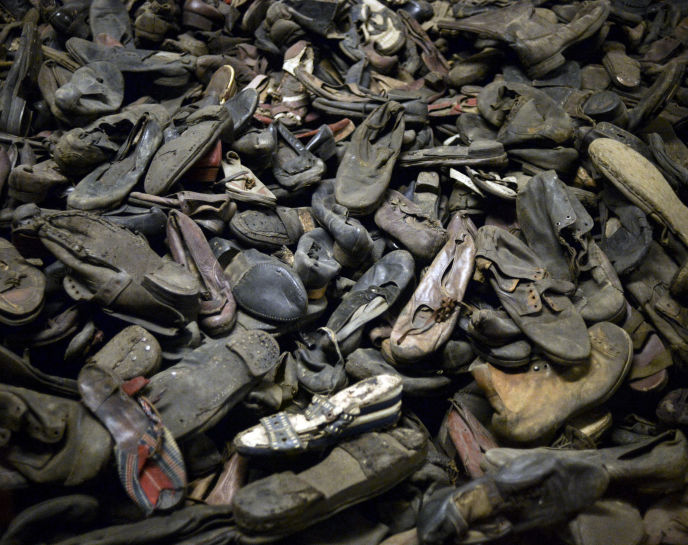 Tas de chaussures de prisonniers du camp de concentration nazi d'Auschwitz