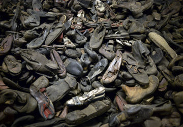 Tas de chaussures de prisonniers du camp de concentration nazi d'Auschwitz
