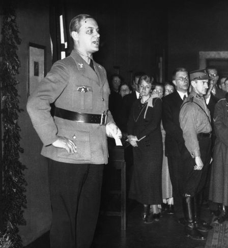 Alfred Rosenberg prend la parole à l'ouverture de l'exposition «L 'Allemagne éternelle» à Berlin, 1934.