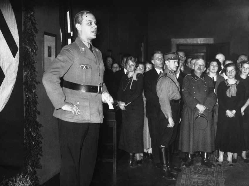 Alfred Rosenberg prend la parole à l'ouverture de l'exposition «L 'Allemagne éternelle» à Berlin, 1934.
