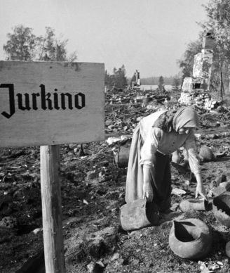 Une paysanne du village de Jourkino incendié par les nazis ramasse ce qui reste à l'endroit où se trouvait sa maison. Région de Rjev, 1942