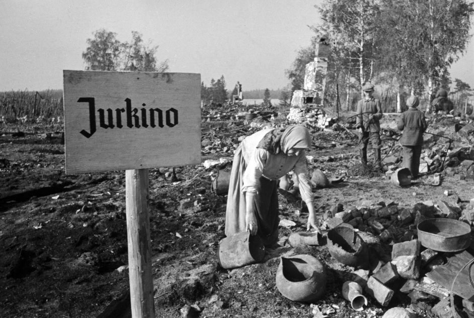 Une paysanne du village de Jourkino incendié par les nazis ramasse ce qui reste à l'endroit où se trouvait sa maison. Région de Rjev, 1942