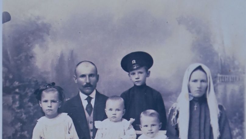 Roman Rudenko's father Andrey with his wife Natalia. Children - Nina, Peter, Nikolay, Fedor, Roman. Photo from the Rudenko family archive.