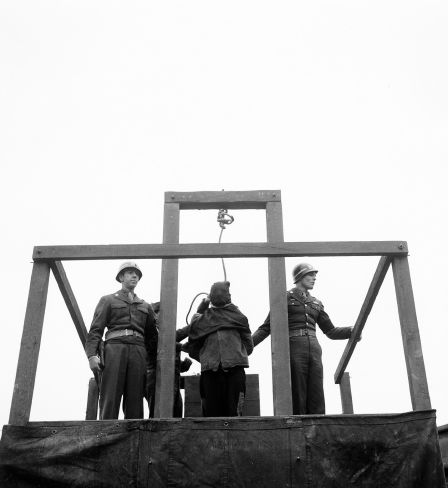 Le nœud coulant s’est resserré autour du cou de Karl Willig, infirmier à l’Institut médical de Hadamar, en Allemagne, dans la cour de la prison de Bruchsal, le 14 mars 1946. Willig et deux autres personnes ont été reconnus coupables du meurtre de quelque 300 prisonniers de guerre polonais et russes par injection létale. Les deux autres ont été pendus le même matin