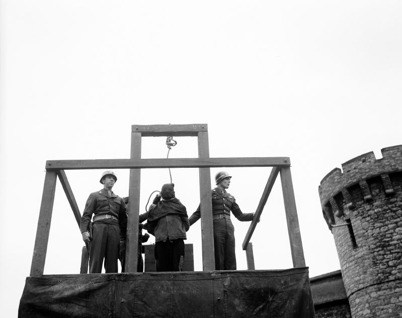 Le nœud coulant s’est resserré autour du cou de Karl Willig, infirmier à l’Institut médical de Hadamar, en Allemagne, dans la cour de la prison de Bruchsal, le 14 mars 1946. Willig et deux autres personnes ont été reconnus coupables du meurtre de quelque 300 prisonniers de guerre polonais et russes par injection létale. Les deux autres ont été pendus le même matin