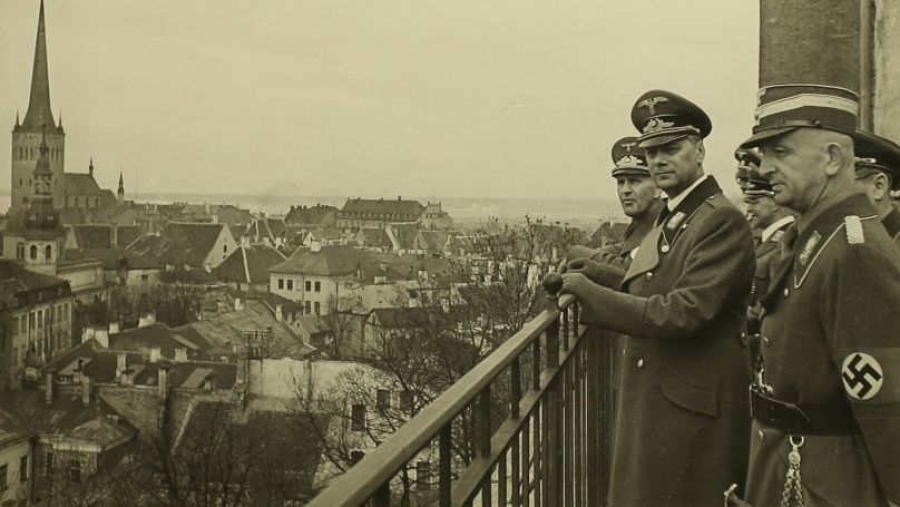 Alfred Rosenberg rend visite aux membres de la SS dans un hôpital de Riga. 1942. Archives d'État de la Fédération de Russie. F. R-7021. Op. 128.D.263, L. 13