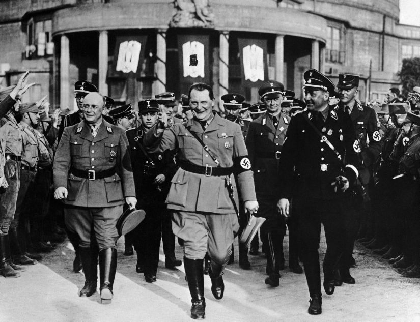 Герман Геринг, рейхсминистр продовольствия и сельского хозяйства Рихард Вальтер Дарре и гауляйтер НСДАП Гельмут Брюкнер на открытии сельскохозяйственной выставке в Бреслау (ныне город Вроцлав, Польша). 3 мая 1934 г.