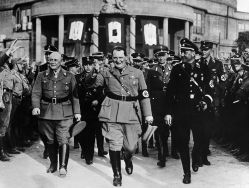 Герман Геринг, рейхсминистр продовольствия и сельского хозяйства Рихард Вальтер Дарре и гауляйтер НСДАП Гельмут Брюкнер на открытии сельскохозяйственной выставке в Бреслау (ныне город Вроцлав, Польша). 3 мая 1934 г.