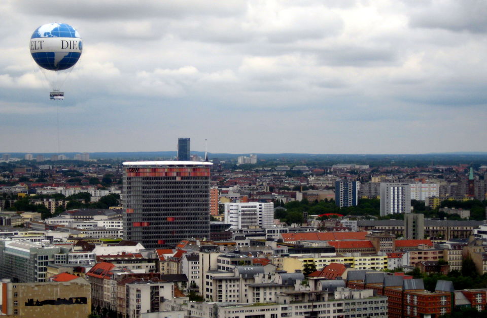 Une montgolfière aux couleurs du journal Die Welt au-dessus de Berlin,  juillet 2011