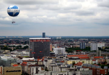 Une montgolfière aux couleurs du journal Die Welt au-dessus de Berlin,  juillet 2011