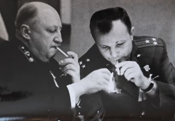 Roman Roudenko et Youri Gagarine. Photo des archives personnelles de la famille Roudenko.