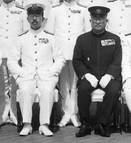 L'empereur Hirohito et le directeur de l'agence impériale Tsuneo Matsudaira à bord du cuirassé Musashi en 1943