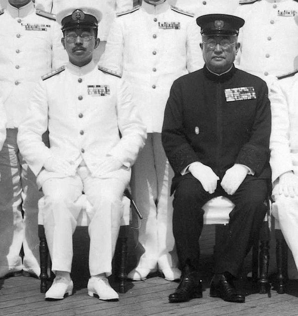 L'empereur Hirohito et le directeur de l'agence impériale Tsuneo Matsudaira à bord du cuirassé Musashi en 1943