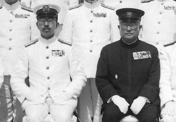 L'empereur Hirohito et le directeur de l'agence impériale Tsuneo Matsudaira à bord du cuirassé Musashi en 1943
