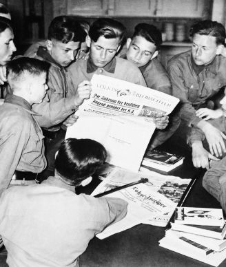 De jeunes Allemands lisent le journal du NSDAP Völkischer Beobachter, le 18 mai 1931