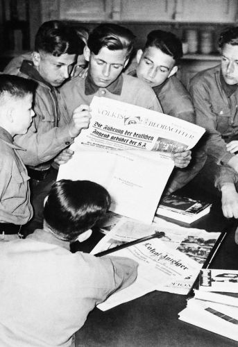 De jeunes Allemands lisent le journal du NSDAP Völkischer Beobachter, le 18 mai 1931