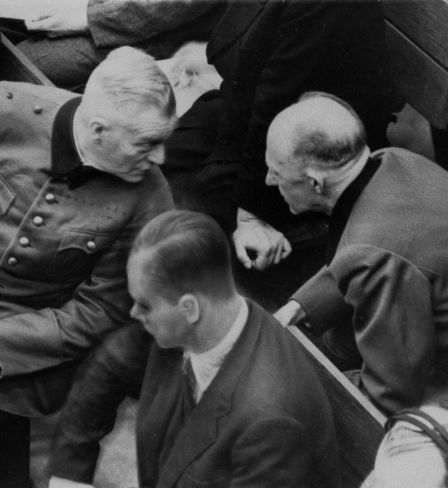 Вильгельм Кейтель и Альфред Йодль на скамье подсудимых в зале N 600 Нюрнбергского Дворца правосудия
