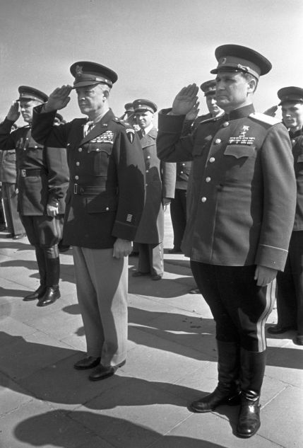 Marschall Wassili Danilowitsch Sokolowski (rechts) und General Dwight Eisenhower