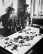 Des soldats soviétiques examinent les instruments de torture dans le bâtiment de la prison de la Gestapo à Berlin, le 1er juin 1945