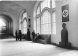 Des bustes d'Hitler et de Goering dans le hall principal du bâtiment de la Gestapo à Berlin, 1934 // Bundesarchiv, Bild 102-16180 / CC-BY-SA 3.0
