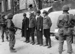 Nuremberg. Des soldats américains gardent un membre de la SS et trois agents de la Gestapo vêtus en civil, le 12 mai 1945