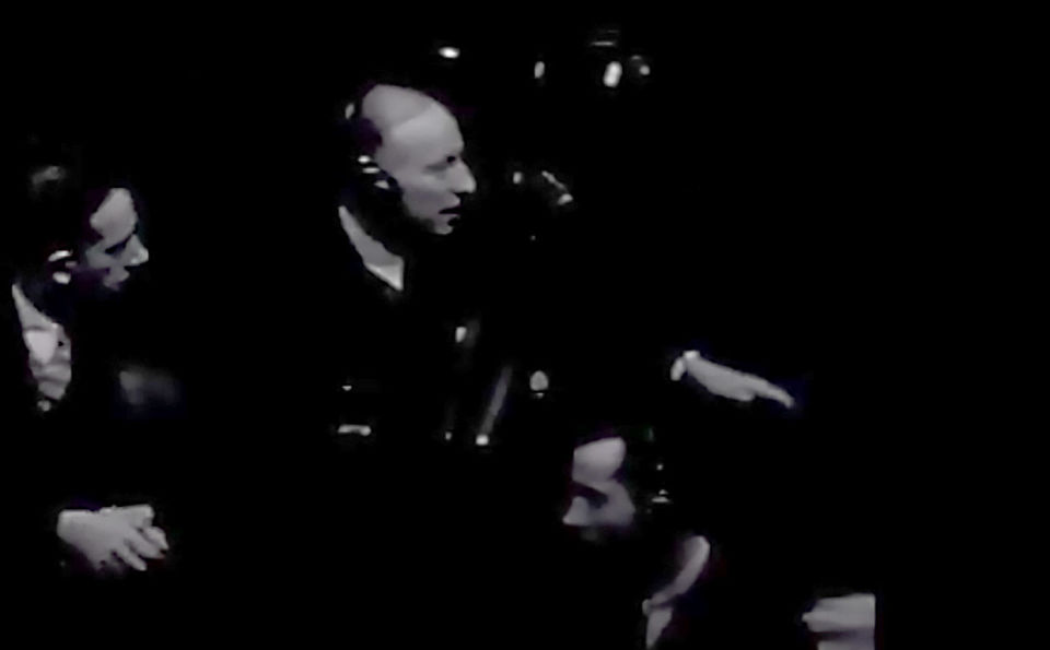 L’ancien prisonnier de la Gestapo et déporté en camp de concentration Hans Cappelen lors du procès de Nuremberg. Capture d'écran d’une vidéo 