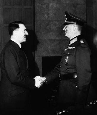 Adolf Hitler félicite le maréchal Wilhelm Keitel, chef d’état-major du Haut commandement de la Wehrmacht pour le quarantième anniversaire de son service militaire. Berlin, 23 mars 1941.