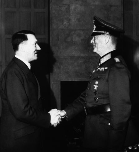 Adolf Hitler félicite le maréchal Wilhelm Keitel, chef d’état-major du Haut commandement de la Wehrmacht pour le quarantième anniversaire de son service militaire. Berlin, 23 mars 1941.