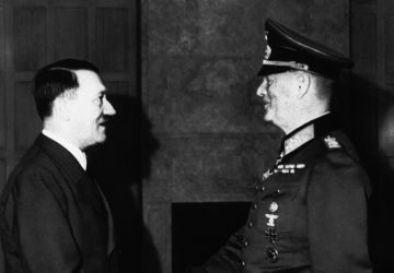 Adolf Hitler félicite le maréchal Wilhelm Keitel, chef d’état-major du Haut commandement de la Wehrmacht pour le quarantième anniversaire de son service militaire. Berlin, 23 mars 1941.