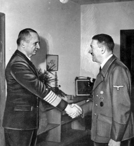 Karl Dönitz und Adolf Hitler im Jahr 1945