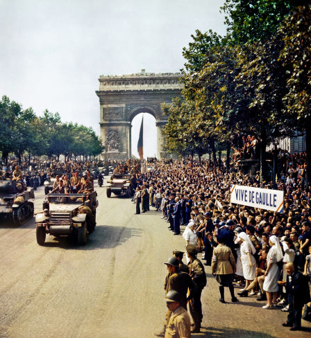 Foule sur les Champs Élysées regardant les blindés de la 2e DB avec des banderoles «De Gaulle au pouvoir» et «Vive De Gaulle», le 26 août 1944.