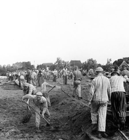 Neuengamme prisoners at forced labour building the Dove-Elbe canal, circa 1941-1942