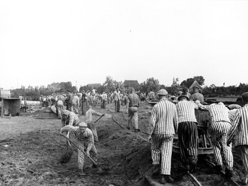 Neuengamme prisoners at forced labour building the Dove-Elbe canal, circa 1941-1942