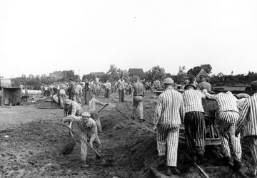 Neuengamme prisoners at forced labour building the Dove-Elbe canal, circa 1941-1942