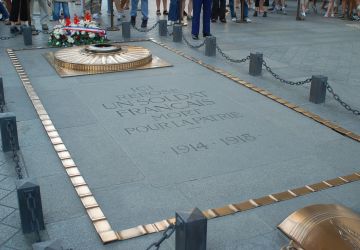 Flamme éternelle sur la tombe du Soldat inconnu à Paris