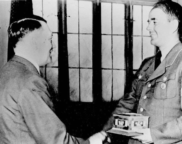 Adolf Hitler sert la main au ministre de l'Armement et de la Production de guerre du Reich Albert Speer, juillet 1943