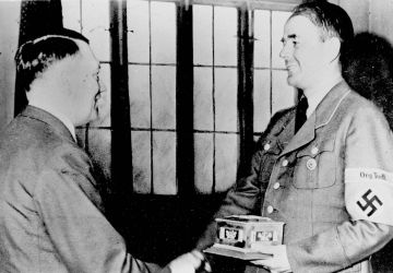Adolf Hitler sert la main au ministre de l'Armement et de la Production de guerre du Reich Albert Speer, juillet 1943
