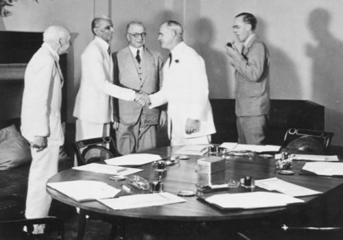 Members of the 1946 Cabinet Mission to India meeting Muhammad Ali Jinnah. On the extreme left is Lord Pethick Lawrence; on the extreme right, Sir Stafford Cripps.