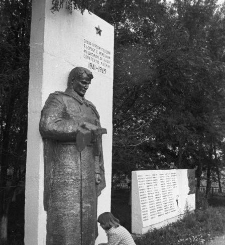 Monument aux morts au front pendant la Seconde Guerre mondiale, village de Veseya, Biélorussie