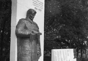 Monument aux morts au front pendant la Seconde Guerre mondiale, village de Veseya, Biélorussie