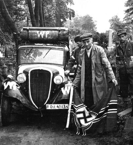 Soldiers of the Pięść battalion in the early days of the Warsaw Uprising. 1 August 1944