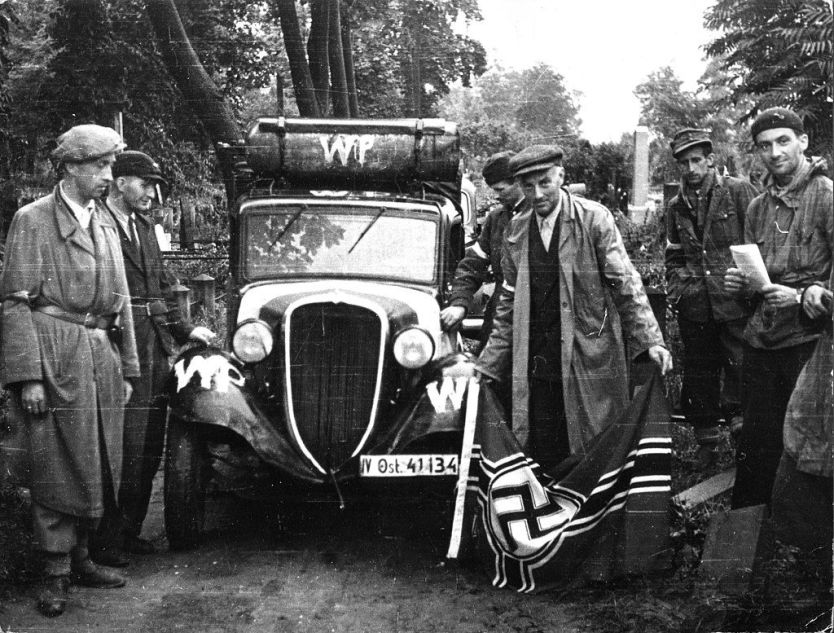 Soldiers of the Pięść battalion in the early days of the Warsaw Uprising. 1 August 1944