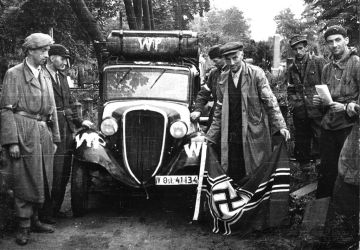 Soldiers of the Pięść battalion in the early days of the Warsaw Uprising. 1 August 1944