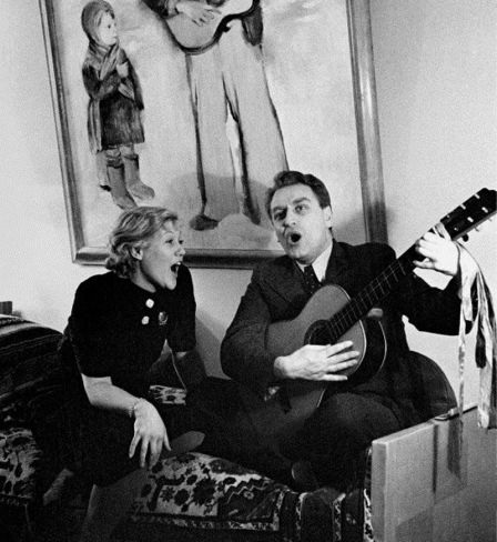 Aleksandrov singing with his wife Orlova in 1937