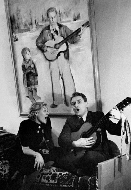 Aleksandrov singing with his wife Orlova in 1937