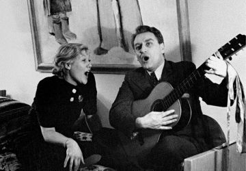 Aleksandrov singing with his wife Orlova in 1937