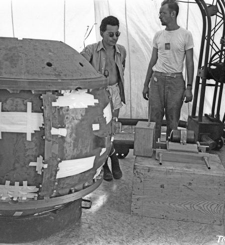 Louis Slotin (links) mit einer Bombe während des Experiments Trinity. 1. Januar 1945