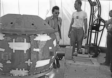 Louis Slotin (links) mit einer Bombe während des Experiments Trinity. 1. Januar 1945